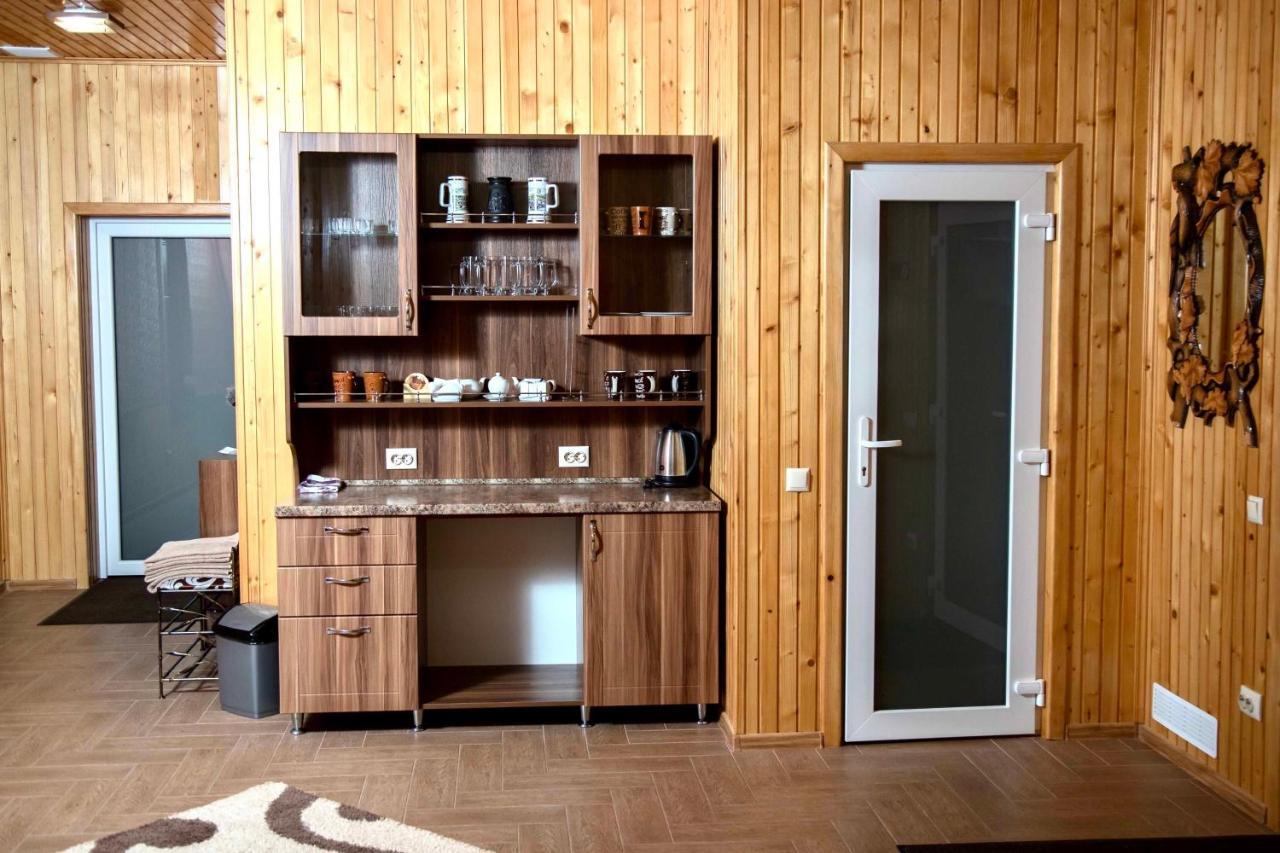 Hotel Вілія Lomacineţi Esterno foto