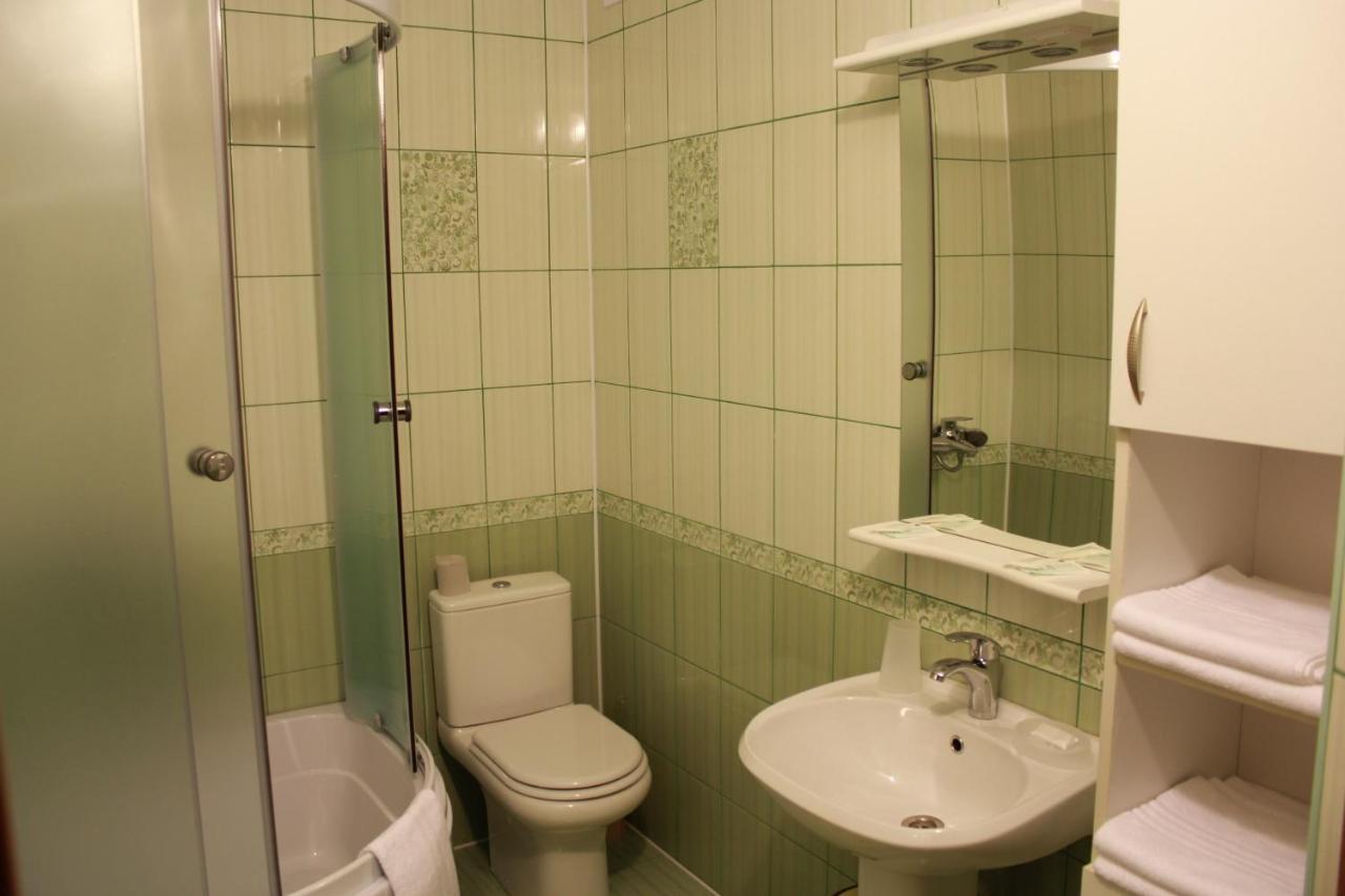 Hotel Вілія Lomacineţi Esterno foto